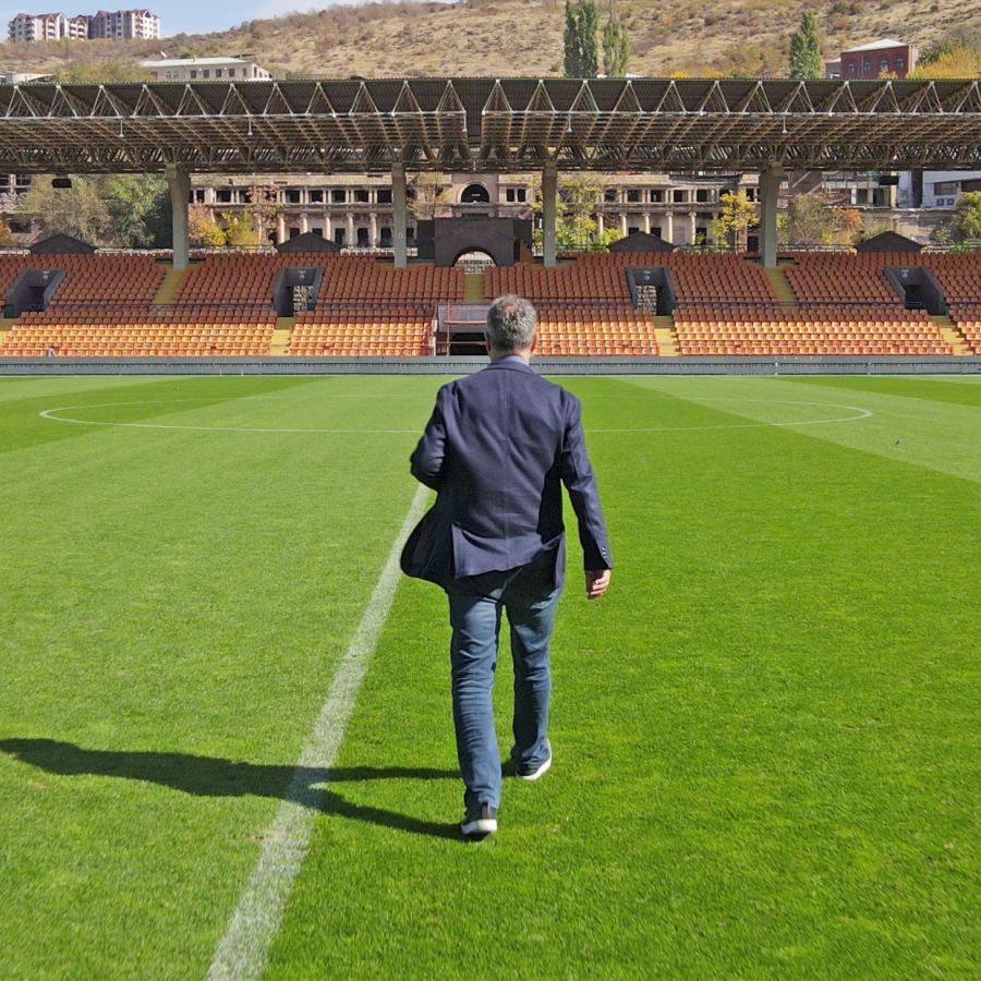 Caparrós caminando por el Estadio Republicano