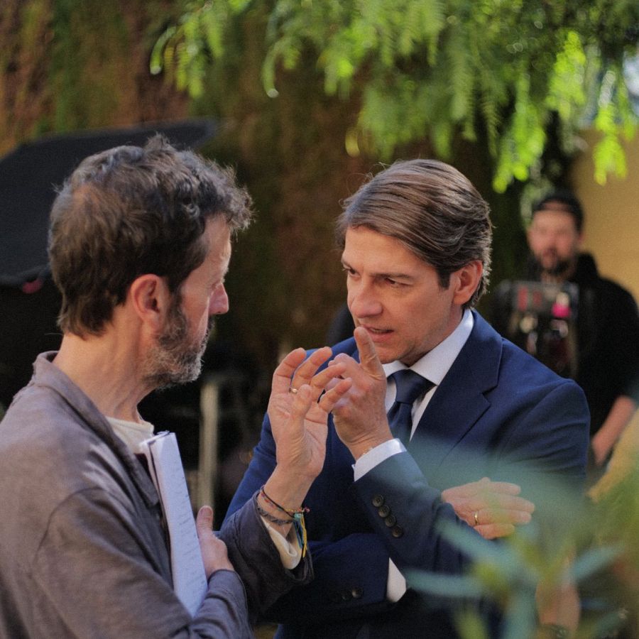 Felix Gómez, protagonista de la cinta, conversando con el director