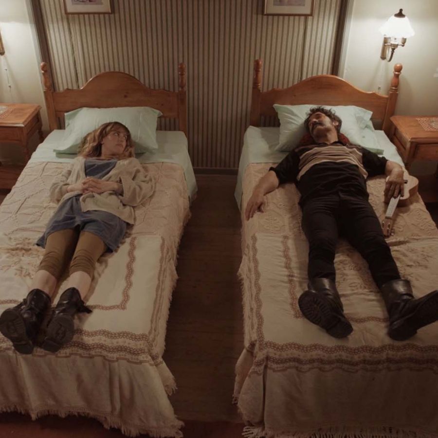 George y el músico en un hostel de Portugal