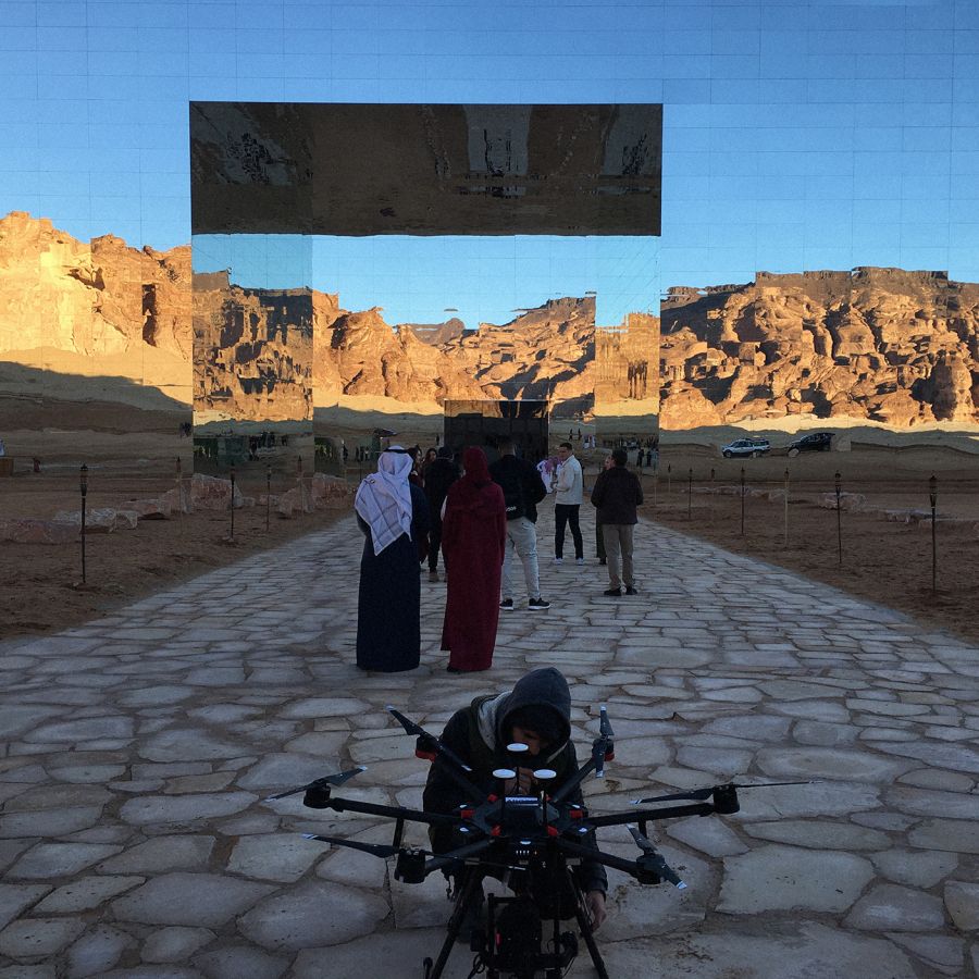 Preparando el drone para rodar en el Maraya Concert Hall. AlUla