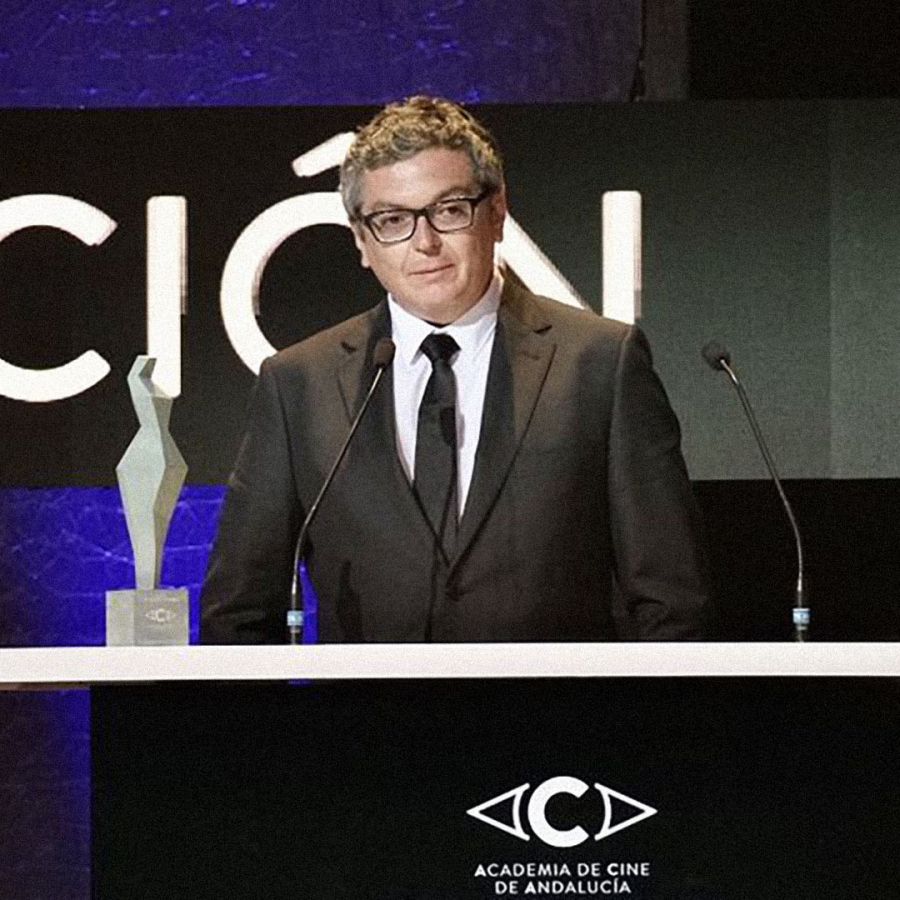 Angel Tirado recogiendo el Premio Carmen al mejor cortometraje 2022