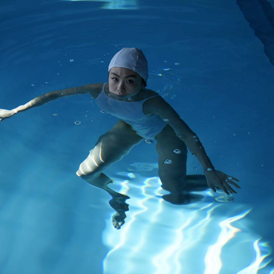 Chacha Huang preparando su papel en la piscina