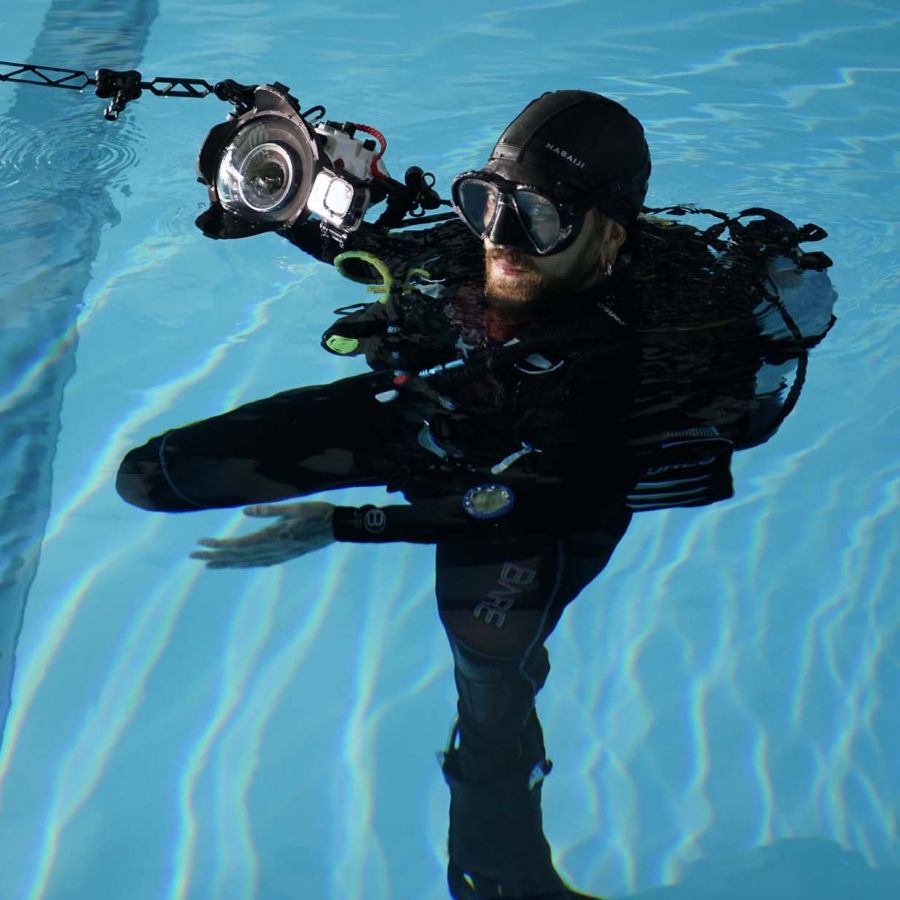 Abel Fernández con la cámara subacuática